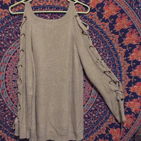 Tan woman’s sweater - Picture 2 of 3